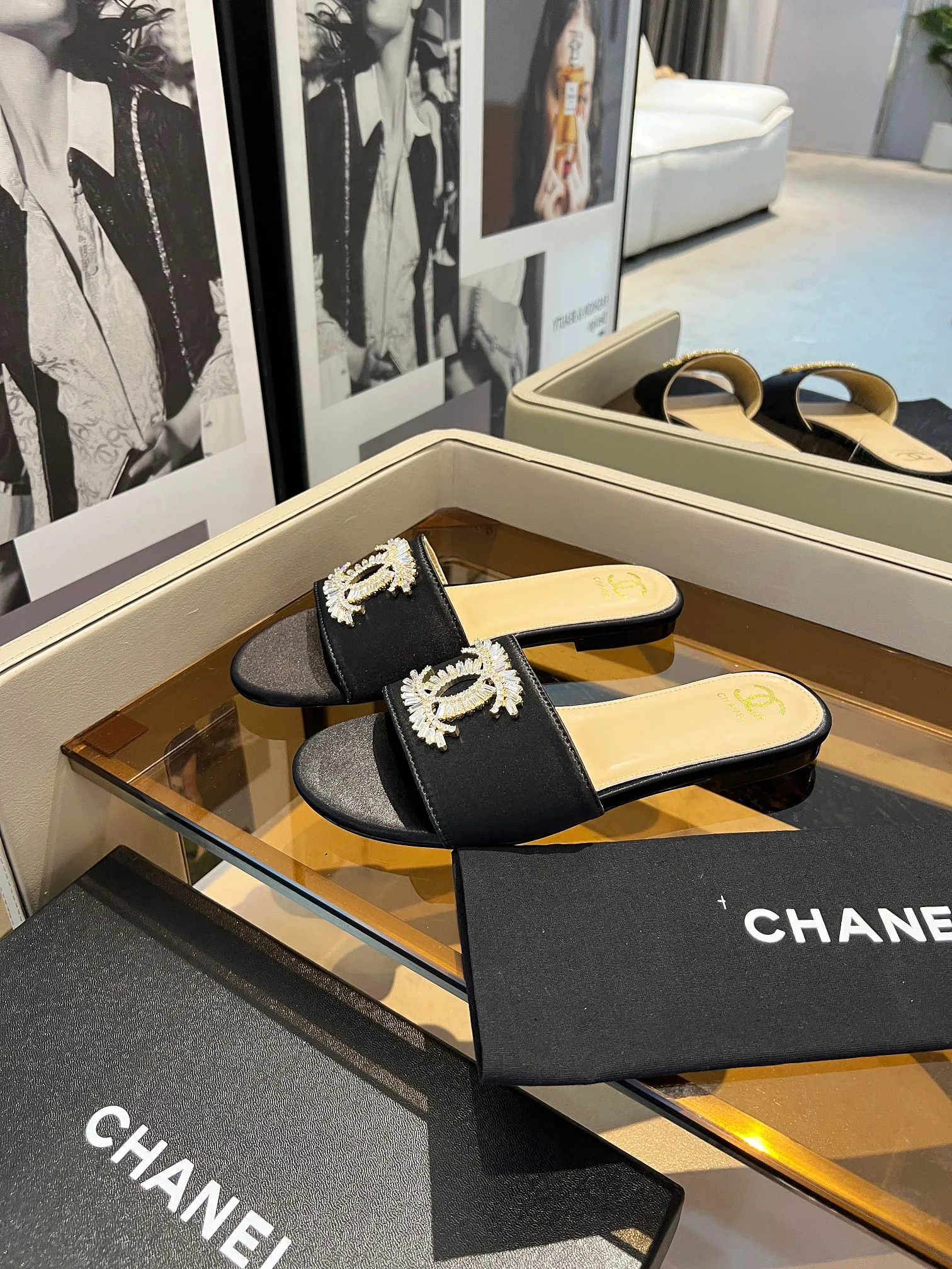 👟👟Ex-factory price 340👟👟 Genuine leather bottom +40 🎉🎉🎉Chanel Xiaoxiang C family sandals series official website synchronization, classic and elegant, casual wear 🌹🌹🌹🌹Original logo~Select imported cowhide and C family custom fabrics, multiple colors for the goddess to choose! ❤️❤️❤️❤️ Code number: 36~40 (customized 35 41 42 43 44 cannot be returned or exchanged)